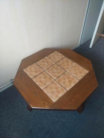 Salontafel met tegelinleg beschikbaar voor biedingen