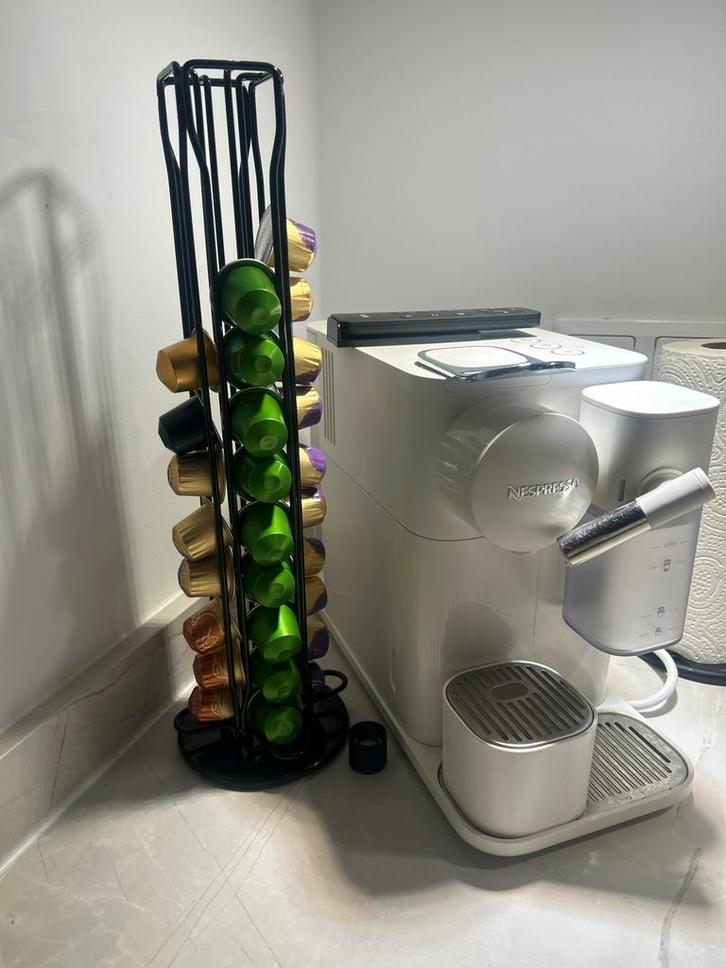 De'Longhi Nespresso Lattissima One Wit - Koffiecupmachine, Witgoed en Apparatuur, Koffiezetapparaten, Zo goed als nieuw, Koffiepads en cups