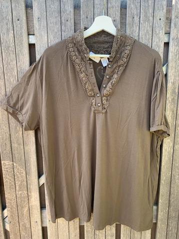 Maat 46 T-shirt – korte mouw – V-hals met details beschikbaar voor biedingen