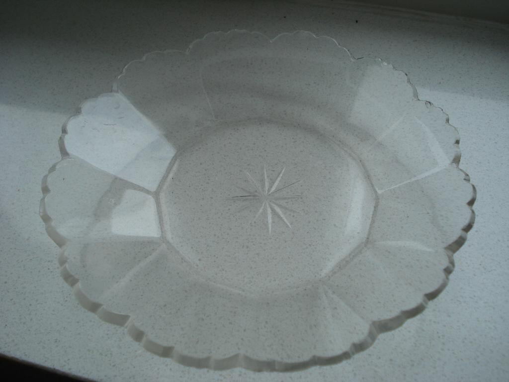 Antiek geslepen glazen schaaltje met ster, doorsnede 16 cm, Schaal, Rond, Ophalen of Verzenden, Glas