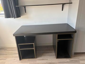 Zwart stevig bureau en wandplank 140cm. Gratis af te halen!! beschikbaar voor biedingen