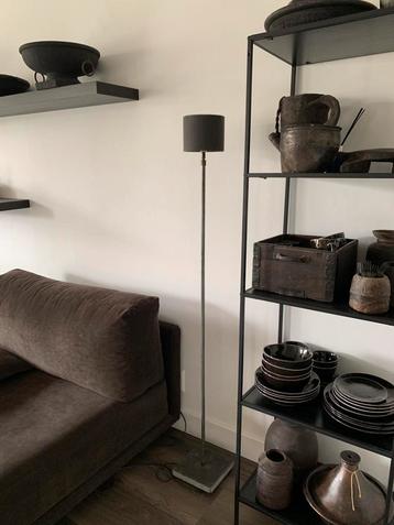 Aura Peeperkorn vloerlamp hardstenen voet incl kap € 169,95 beschikbaar voor biedingen