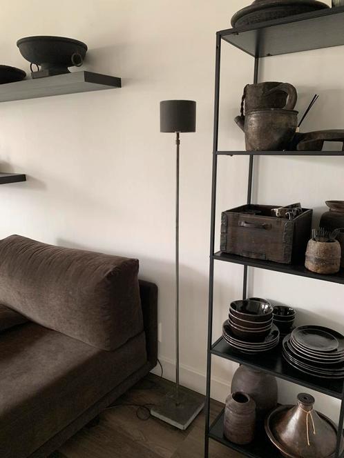 Aura Peeperkorn vloerlamp hardstenen voet incl kap € 169,95, Huis en Inrichting, Lampen | Vloerlampen, Nieuw, 150 tot 200 cm, Ophalen