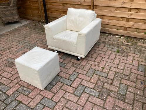 MONTEL fauteuil en voetenbank crème leer, Huis en Inrichting, Woonaccessoires | Schilderijen, Tekeningen en Foto's, Zo goed als nieuw