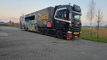 Carnavalswagen / Feestoplegger 13.60m – DJ booth, dixi, stro beschikbaar voor biedingen