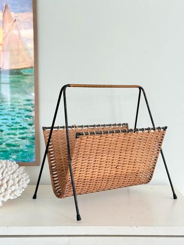 Vintage rotan tijdschriftenrek met metalen frame beschikbaar voor biedingen