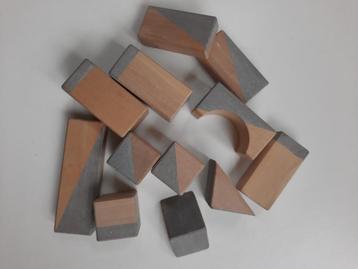 Houten blokjes met stukje grijs beschikbaar voor biedingen