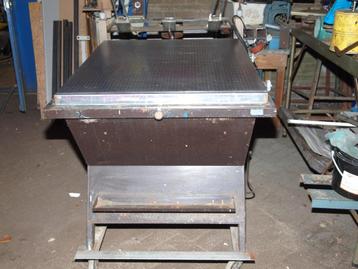 zeefdruk tafel beschikbaar voor biedingen