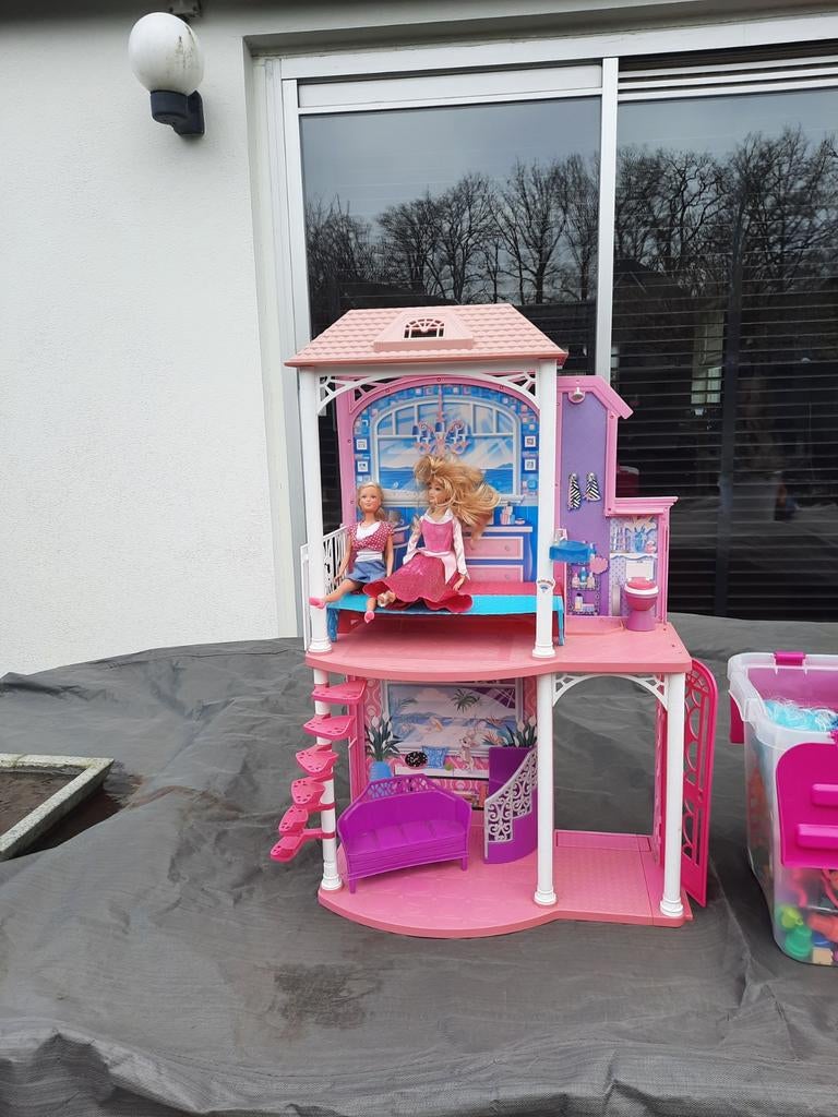 Barbiehuis met accessoires, Ophalen of Verzenden, Gebruikt, Poppenhuis