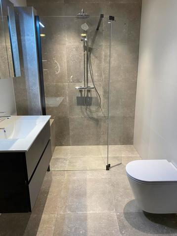 Showroom badkamer (wastafel, spiegelkast, regendouche en wc) beschikbaar voor biedingen