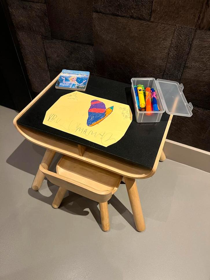 Plantoys Peuter Bureau met Stoeltje - Zo Goed Als Nieuw, Kinderen en Baby's, Kinderkamer | Tafels en Stoelen, Zo goed als nieuw