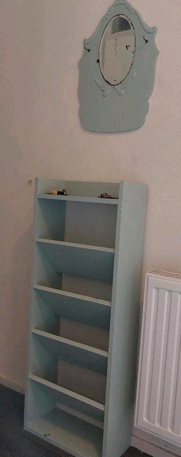 Schoenenkast met spiegel beschikbaar voor biedingen
