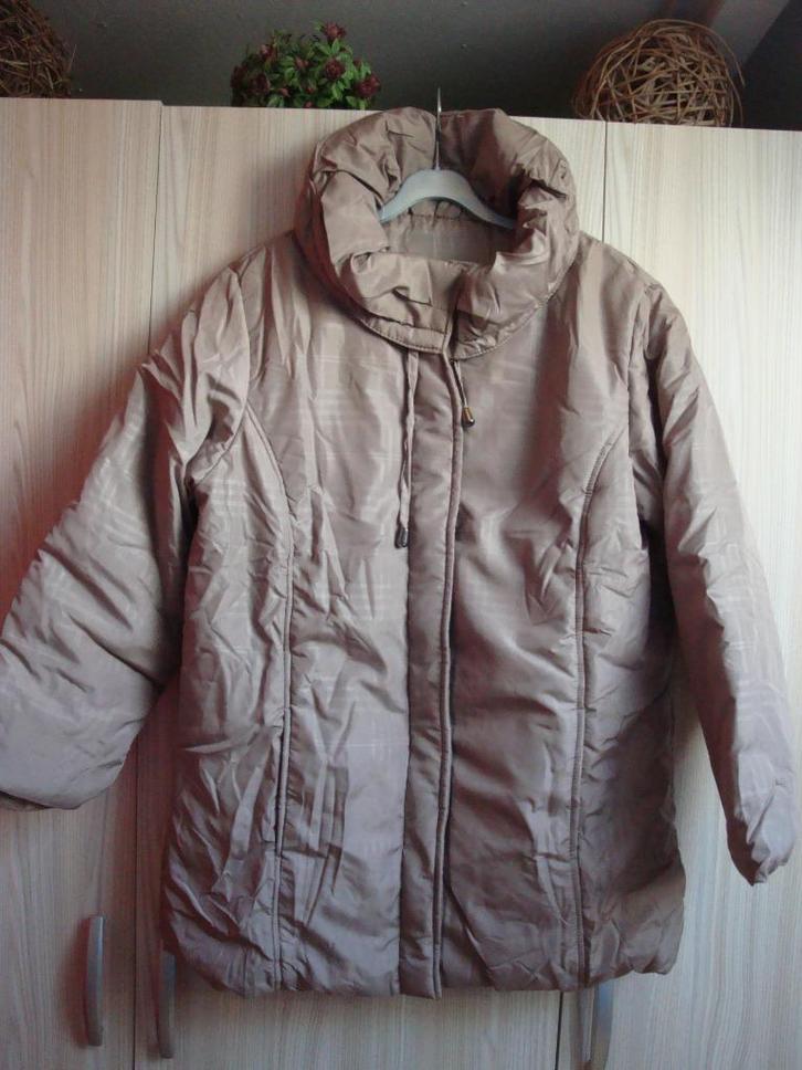 Maat M. Nieuwe warme zand beige winterjas met een blokje., Kleding | Dames, Jassen | Winter, Nieuw, Maat 38/40 (M), Beige, Ophalen of Verzenden