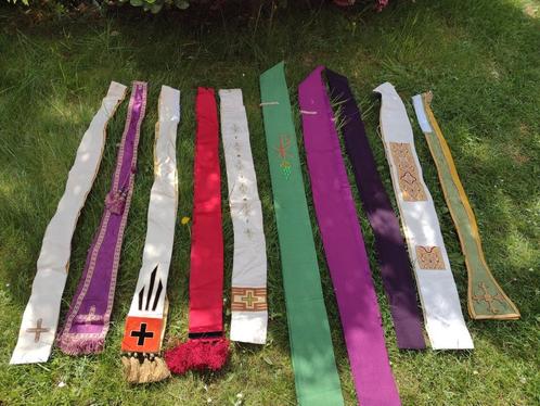 Religieuze stola's. Allerlei kleuren. Evt. met kraagje., Verzamelen, Religie, Gebruikt, Christendom | Katholiek, Kleding, Ophalen of Verzenden