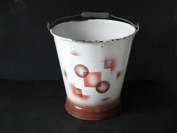 Leuke emaillen emmer met figuren beschikbaar voor biedingen