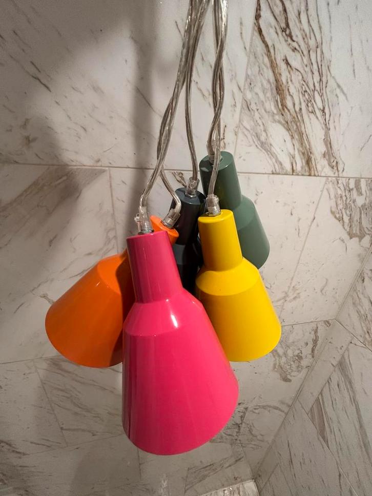 Kleurrijke Hanglamp met Metalen Kapjes: Nieuw!, Huis en Inrichting, Lampen | Hanglampen, Nieuw, 75 cm of meer, Metaal, Ophalen of Verzenden