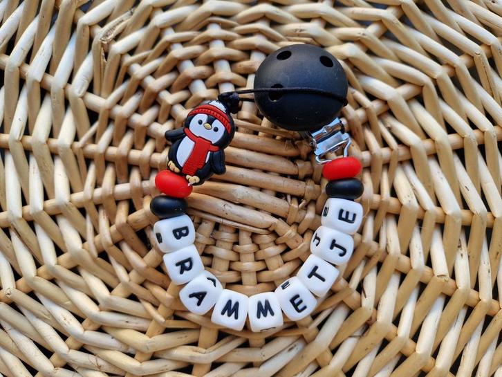 speenkoord pinguïn rood met of zonder naam €10,95, Kinderen en Baby's, Kraamcadeaus en Geboorteborden, Nieuw, Kraamcadeau, Ophalen of Verzenden