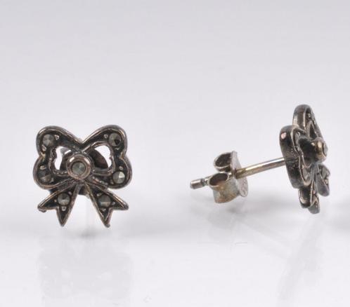 zilveren OORKNOPJES (925) Strikje ca 1x 1 cm, met Markasiet, Sieraden, Tassen en Uiterlijk, Oorbellen, Zo goed als nieuw, Knopjes of Stekers