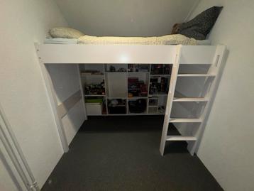 Witte hoogslaper met matras beschikbaar voor biedingen
