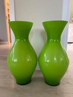Twee limegroene/appeltjesgroene vazen te koop, Huis en Inrichting, Ophalen, 50 tot 75 cm, Groen, Glas