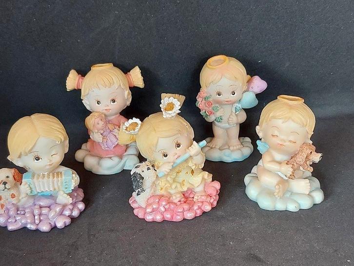 5 Polystone kinderlijke engeltjes in pastel kleuren, Verzamelen, Beelden en Beeldjes, Zo goed als nieuw, Ophalen of Verzenden