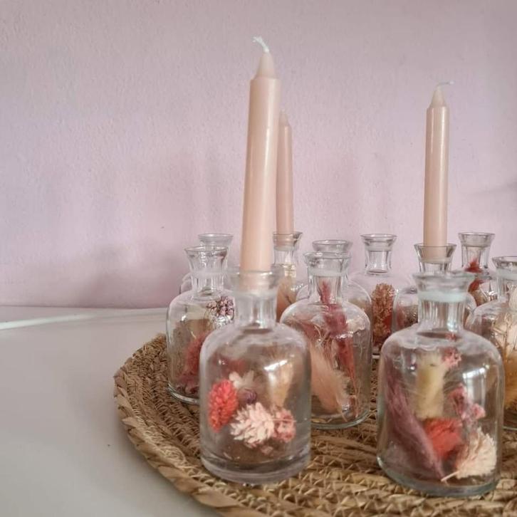 Vazen met droogbloemen en roze kaarsen bruiloft, Huis en Inrichting, Woonaccessoires | Kandelaars en Kaarsen, Zo goed als nieuw