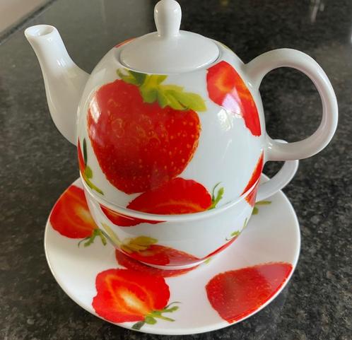 Tea for one setje met aardbei motief, 1x gebruikt., Huis en Inrichting, Keuken | Servies, Zo goed als nieuw, Overige typen, Overige stijlen