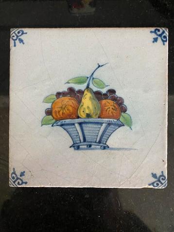 Antieke tegel met fruitmand beschikbaar voor biedingen