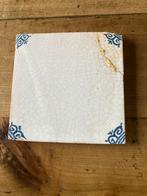 Oude tegel met blauwe hoekmotieven, Ophalen of Verzenden