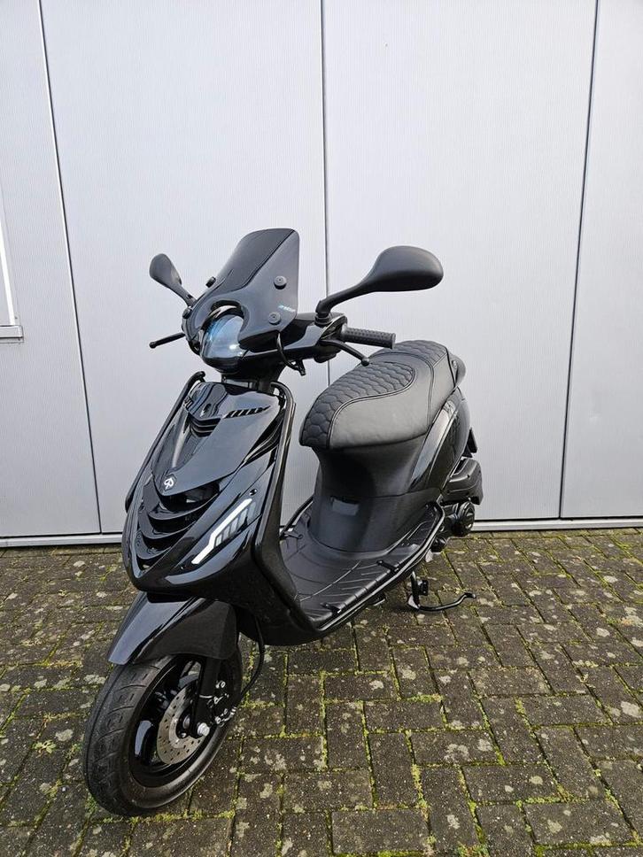 Piaggio Zip | SP | Custom | Black On Black | 2023 Full Optie, Fietsen en Brommers, Scooters | Piaggio, Zo goed als nieuw, Zip
