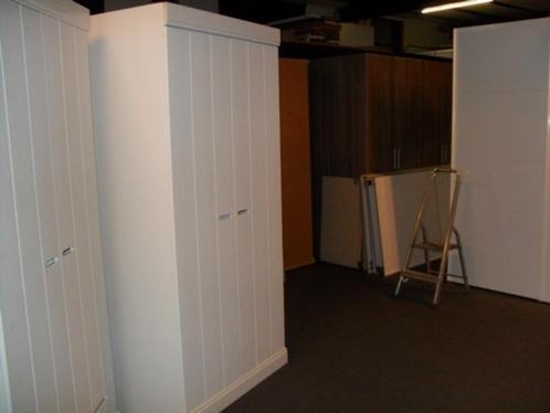 Witte twee-deurs kledingkast, Huis en Inrichting, Kasten | Kledingkasten, Ophalen
