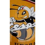 Vespa bij zwaar emaillen reclame decoratie bord garage, Reclamebord, Emaille, Ophalen of Verzenden, Zo goed als nieuw