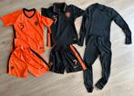 2 sportpakjes, voetbalpakjes maat 22 en thermokleding, Ophalen of Verzenden, Gebruikt, Maat 134