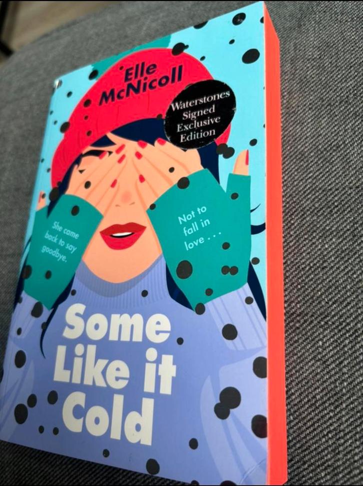 Some Like It Cold, Elle McNicoll gesigneerd exclusive, Boeken, Taal | Engels, Zo goed als nieuw, Verzenden