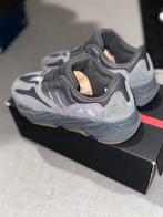 Adidas Yeezy Boost 700 - Maat 42 - Grijs, Overige kleuren, Ophalen of Verzenden, Adidas, Sneakers of Gympen