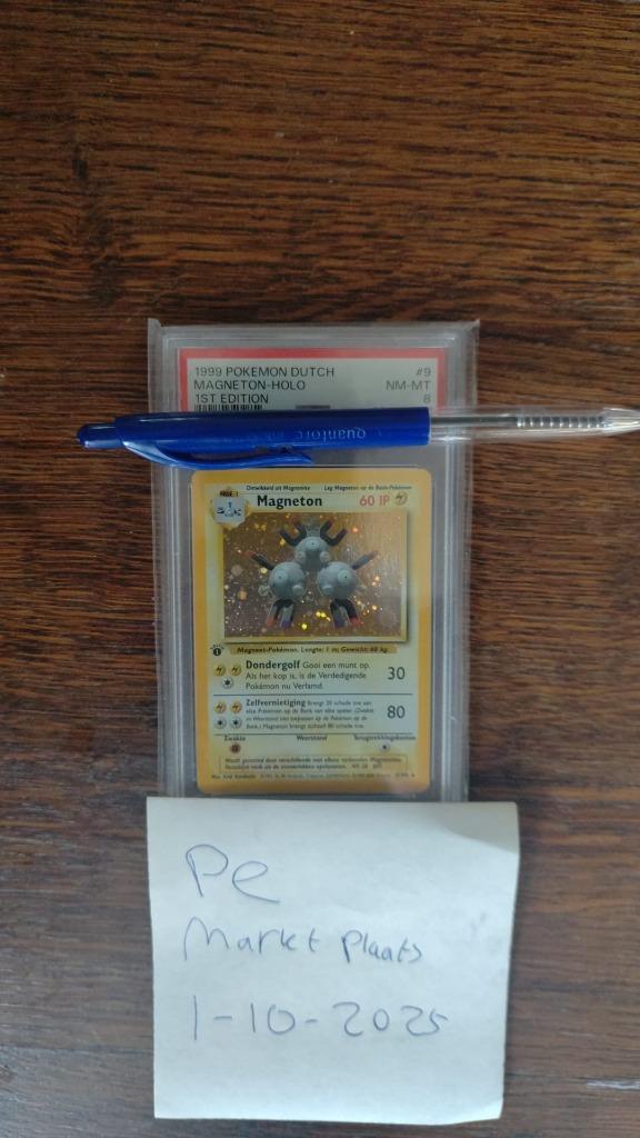 Magneton Base 1st edition Dutch base #9 PSA 8, Hobby en Vrije tijd, Verzamelkaartspellen | Pokémon, Zo goed als nieuw, Losse kaart