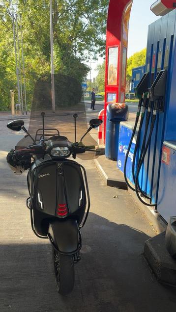 Vespa sprint 2021 beschikbaar voor biedingen