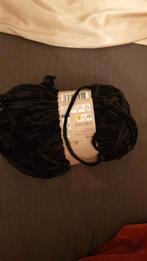 Zwarte zachte bol wol, Hobby en Vrije tijd, Breien en Haken, Ophalen of Verzenden, Nieuw, Breien of Haken, Wol of Garen