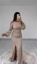 Beige Elegante Jurk met Split, Kleding | Dames, Gelegenheidskleding, Ophalen of Verzenden, Zo goed als nieuw, Beige