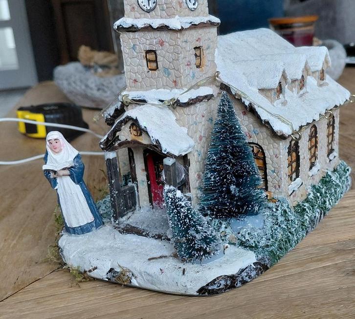 Prachtig Kersttafereel in de vorm van kerk., Diversen, Kerst, Zo goed als nieuw, Ophalen of Verzenden