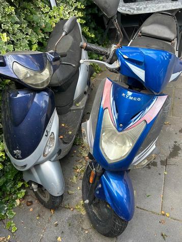 Twee scooters – opknappers met beschikbare onderdelen beschikbaar voor biedingen