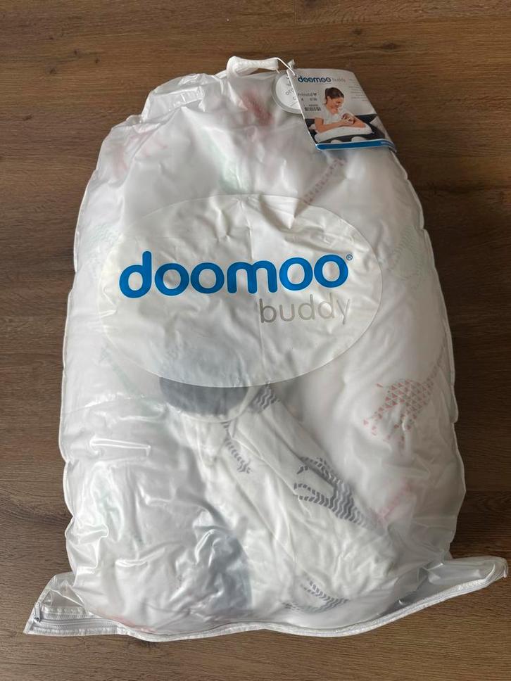 Doomoo Buddy zwangerschap/voedingskussen met 2 hoezen, Kinderen en Baby's, Babyvoeding en Toebehoren, Zo goed als nieuw, Voedingskussen