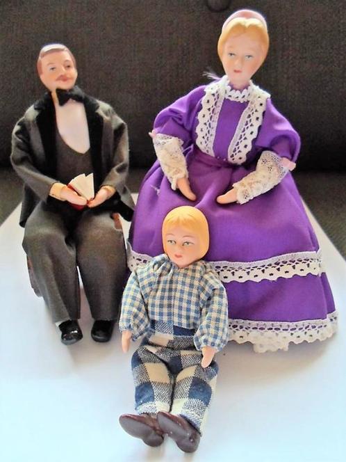 Poppenhuispopjes. Vader, moeder en kind. Biscuit/porselein, Verzamelen, Poppen, Zo goed als nieuw, Pop, Ophalen of Verzenden