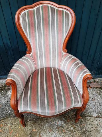 Klassieke stoel beschikbaar voor biedingen