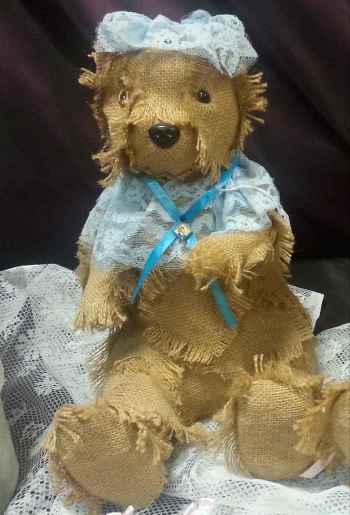 Leuke brocante jutten beer, Verzamelen, Beren en Cherished Teddies, Zo goed als nieuw, Stoffen beer, Overige merken, Ophalen of Verzenden