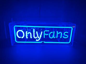 OnlyFans in glas neon beschikbaar voor biedingen