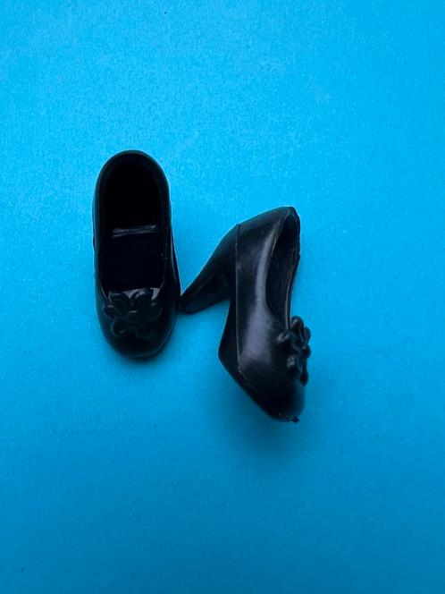 Zwarte bloem schoenen Sindy, Verzamelen, Poppen, Zo goed als nieuw, Kleertjes, Ophalen of Verzenden