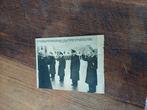 Knipsel beediging 38 mariniers Hilversum 1952, Verzamelen, Ophalen of Verzenden, Marine, Nederland, Embleem of Badge