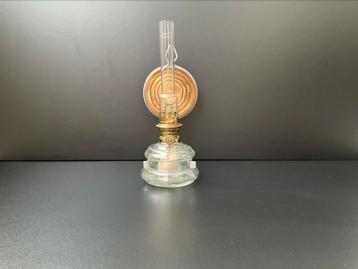 Mooie antieke olielamp met gemerkt glas beschikbaar voor biedingen