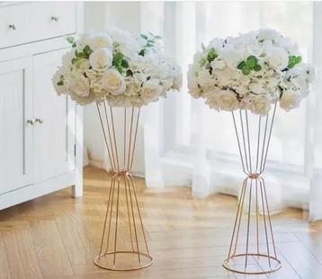 Bloem standaards met witte zijde bloemen te HUUR beschikbaar voor biedingen